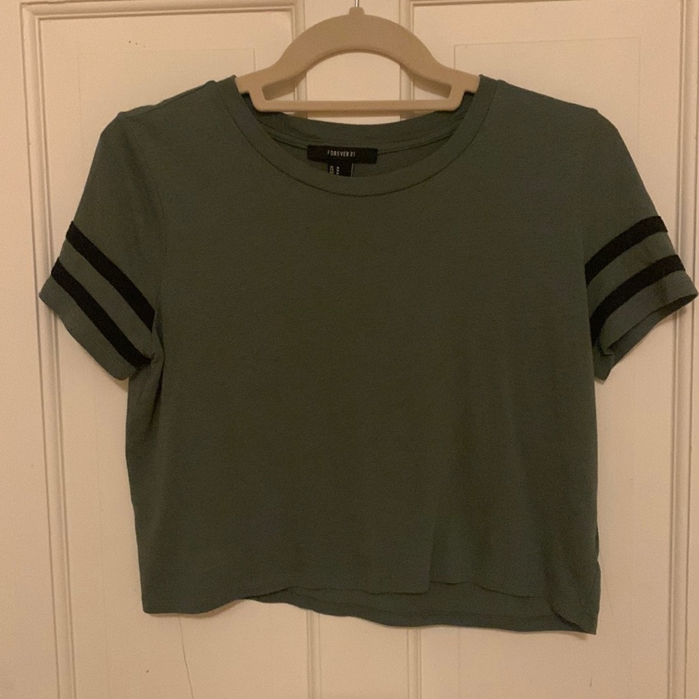 Forever 21 Cropped Green Tee-shirt (size medium)
